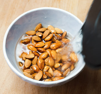 Soaked almonds in a bowl - the health benefits of soaked almonds